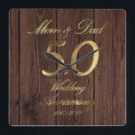 50. Hochzeitstag-goldene Hochzeits-Eltern Quadratische Wanduhr<br><div class="desc">Mama und Vater 50 Jahre zusammen,  nummerieren 50 Goldblick-Typografie des goldene Hochzeits-Jahrestags-50. Jahrestags-Party Hochzeits-des Jahrestags-50. rustikales dunkles Brown hölzerner Blick-Hintergrund elegante Wand-Uhr einzigartiges Jahrestags-Geschenk für Eltern</div>
