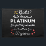 50. Hochzeitstag I - Gold Funny Couple Stofftischset<br><div class="desc">Spaß Design, perfekt für jeden, der seit 50 Jahren verheiratet ist und für eine Hochzeitsfeier. Es ist ein hervorragendes passendes Outfit für Paare! 'Gold? Wir verdienen Platinum, dass wir uns für ein 50-jähriges Zitat für ein Ehepaar, das vor 50 Jahren verheiratet war, oder für ein Paar, das sich zum Goldjubiläum...</div>