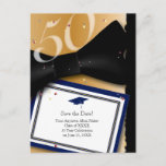 50 Jahr-Klassen-Wiedersehen Save the Date BLAU Ankündigungspostkarte<br><div class="desc">Dieses elegante Gold und schwarze Bogen-Krawatte Save the Date Postkarte ist eine Mitteilung,  die eine noble Erklärung abgibt!  Es gibt eine schöne dunkelblaue Akzentfarbe für das Mörserbrett und die Grenze der kleinen Karte.</div>