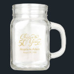 50 Jahre 50. Hochzeitstag Gold Einmachglas<br><div class="desc">Sie können die Namen und das Hochzeitsdatum auf diesem modernen goldenen Typografie-Drehbuch "Cheers to 50 years" personalisiert 50. Hochzeitsjubiläumsjubiläum personalisieren</div>