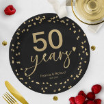 50 Jahre Hochzeit Jubiläum Schwarz und Gold Pappteller<br><div class="desc">Feiern Sie Ihr Hochzeitsgeschenk stilvoll mit unserer eleganten Kalligraphiepapiertafel. Sie können mit Ihren Daten personalisiert und farblich angepasst werden.</div>