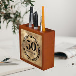 50-jähriges Firmenlogo Gold Stifthalter<br><div class="desc">Goldene Folie 50-jähriger Tischorganisator mit Firmenlogo und Jahr. Doppelseitig mit dem gleichen Design. Ideal für den Chef und die Angestellten. Gedenkdesign mit einem Lorbeerzweig und Sternen. Das Logo kann für Text geändert werden,  indem Sie auf die Schaltfläche klicken,  um das Design zu bearbeiten.</div>