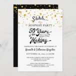 50-jähriges Überraschungs-Party Gold Confetti Einladung<br><div class="desc">Das Party "50 YEARS IN THE MAKING" aus dem 19. und 19. Jahrhundert mit den Einladungen aus dem Schwarz-Gold-Konfetti und dem Retro-Typografie-Titeldesign, das das Hochzeitsjahr innerhalb der Design- und Goldkonfetti-Grenze einbezieht, lädt die Gäste zu einem Überraschungsjubiläum ein. Kontaktieren Sie den Designer über den Zazzle Chat oder makeitaboutyoustore@gmail.com , wenn Sie...</div>