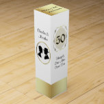 50. Jubiläum Weinkiste Wein-Geschenkverpackung<br><div class="desc">Eleganter weiß-goldener Ton fünfzigjähriges Jubiläum Weinkasten,  mit Grafiken von Ballons,  einer Cameo,  und Grafik Nummer 50 Set in einem goldenen Tonrahmen dekorativ. Personalisieren Sie den ganzen schwarzen Text und fügen Sie den passenden Wein hinzu,  um dem glücklich verheirateten Paar ein schönes Jubiläum zu schenken.</div>