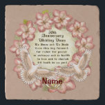 50 Jubiläumsdoves-Trivet Töpfeuntersetzer<br><div class="desc">50 Jubiläumsdoves Trivet, Jubiläumsgeschenke und T - Shirt von ArtMuvz Illustration. Jubiläumskleidung und Weihnachtsgeschenke für Mama und Papa, Oma, Opa. Matching Jubiläumsbeutel, Hut, Tasse. Fügen Sie Ihren Namen oder Text hinzu, um PERSONALISIEREN zu können. Ein tolles Geschenk für Paare, die ihre Verlobung, Hochzeit oder einen anderen besonderen Meilenstein feiern. Feiern...</div>
