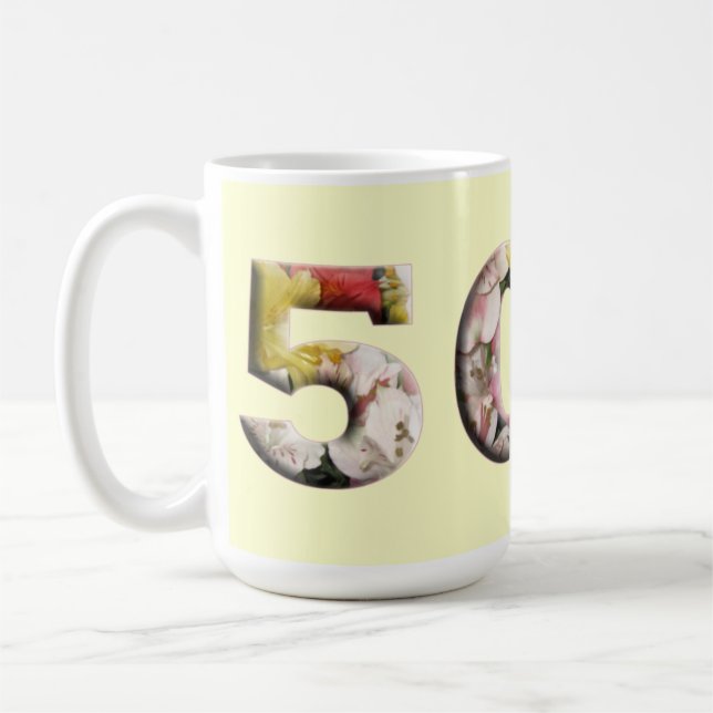 50. Meilensteine Blumendesign Anpassbare Tasse (Links)