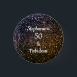 50 und fabelhafte Birthday Gold Black Glitzer Cool Button<br><div class="desc">Mit hübschem,  gürtelnem und wunderschönem goldfarbenem und schwarzem glitzerndem Hintergrund und personalisierten Vorlagen für Name und Datum,  die Sie bearbeiten können,  ist dies perfekt für die 50. Geburtstagsfeiern!</div>