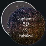 50 und fabelhafte Birthday Gold Black Glitzer Cool Button<br><div class="desc">Mit hübschem,  gürtelnem und wunderschönem goldfarbenem und schwarzem glitzerndem Hintergrund und personalisierten Vorlagen für Name und Datum,  die Sie bearbeiten können,  ist dies perfekt für die 50. Geburtstagsfeiern!</div>