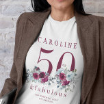 50 und fabelhafte Chic Blumen 50. Geburtstagsparty T-Shirt<br><div class="desc">Eleganter feminininer 50 und fabelhafter Geburtstagsname personalisierter T - Shirt mit Aquarellbord und dustigen blauen Blumenbouquets und einer modernen trendigen Typografie-Schrift.</div>