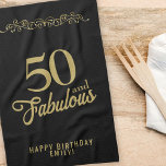 50. und fabelhafte Elegant Ornament 50. Geburtstag Geschirrtuch<br><div class="desc">50 und fabelhafte Elegant Ornament 50. Geburtstag Black Küche Handtuch. 50 und fabelhaftes Sprichwort in trendigem goldfarbenem Drehbuch und einer Goldverzierung. Personalisieren Sie es mit Ihrem Namen und dem Alter.</div>