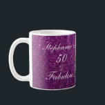 50 und fabelhafte Geburtstag Lila Glitzer Geschenk Kaffeetasse<br><div class="desc">Mit hübschem,  gürtelnem und wunderschönem lila Hintergrund und personalisierter Textvorlage für den Namen,  den Sie bearbeiten können,  ist dies perfekt für die 50. Geburtstagsfeiern oder das Geschenk!</div>
