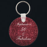 50 und fabelhafte Geburtstags Red Burgundy Glitzer Schlüsselanhänger<br><div class="desc">Mit hübschem,  gürtelhaftem und wunderschönem dunkelroten bordeauxfarbenem Hintergrund und personalisierter Textvorlage für den Namen,  den Sie bearbeiten können,  ist dies perfekt für die 50. Geburtstagsfeiern!</div>