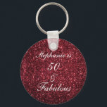 50 und fabelhafte Geburtstags Red Burgundy Glitzer Schlüsselanhänger<br><div class="desc">Mit hübschem,  gürtelhaftem und wunderschönem dunkelroten bordeauxfarbenem Hintergrund und personalisierter Textvorlage für den Namen,  den Sie bearbeiten können,  ist dies perfekt für die 50. Geburtstagsfeiern!</div>