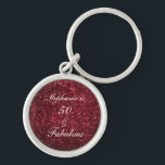 50 und fabelhafte Geburtstags Red Burgundy Glitzer Schlüsselanhänger<br><div class="desc">Mit hübschem,  gürtelhaftem und wunderschönem dunkelroten bordeauxfarbenem Hintergrund und personalisierter Textvorlage für den Namen,  den Sie bearbeiten können,  ist dies perfekt für die 50. Geburtstagsfeiern!</div>