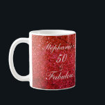 50 und fabelhafte Geburtstagsroter Glitzer Weiß Mo Kaffeetasse<br><div class="desc">Mit hübschem,  gürtelnem und wunderschönem roten Hintergrund und personalisierter Textvorlage für den Namen,  den Sie bearbeiten können,  ist dies perfekt für die 50. Geburtstagsfeiern oder das Geschenk!</div>