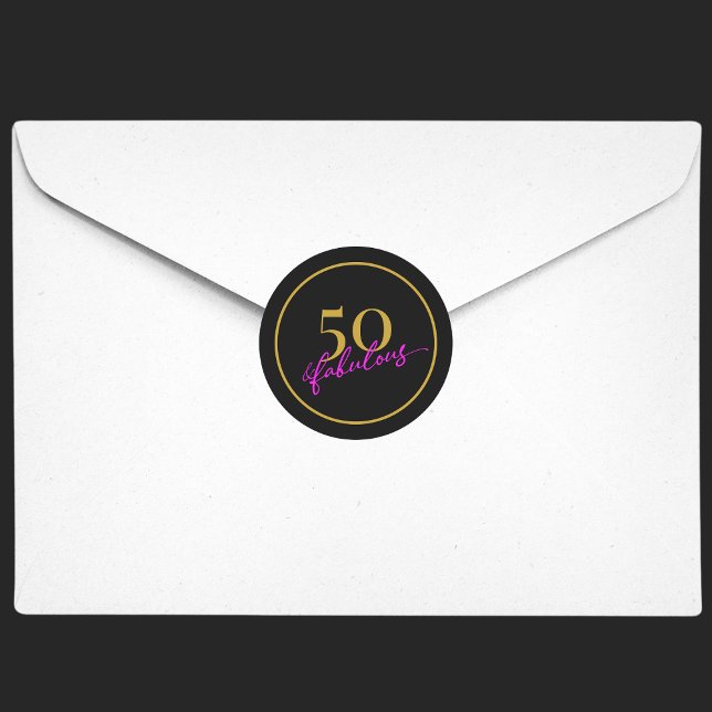 50 und fabelhafte schicke Black Gold Party Einladu Runder Aufkleber (50 and fabulous seal sticker for 50th birthday party invitations, featuring gold and hot pink script)
