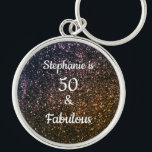 50 und fabelhaften Geburtstag Black Gold Glitzer O Schlüsselanhänger<br><div class="desc">Mit hübschem,  gürtelnem und wunderschönem schwarz-goldfarbenem Hintergrund und personalisierter Textvorlage für den Namen,  den Sie bearbeiten können,  ist dies perfekt für die 50. Geburtstagsfeiern!</div>