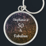 50 und fabelhaften Geburtstag Black Gold Glitzer O Schlüsselanhänger<br><div class="desc">Mit hübschem,  gürtelnem und wunderschönem schwarz-goldfarbenem Hintergrund und personalisierter Textvorlage für den Namen,  den Sie bearbeiten können,  ist dies perfekt für die 50. Geburtstagsfeiern!</div>