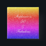 50 und fabelhaften Geburtstag rosa Lila Glitzer Co Button<br><div class="desc">Mit hübschem,  gürtelnem und wunderschönem rosa lila Hintergrund und personalisierter Textvorlage für den Namen,  den Sie bearbeiten können,  ist dies perfekt für die 50. Geburtstagsfeiern!</div>