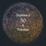 50 und fabelhafter Birthday Gold Black Golden Glit Pappteller<br><div class="desc">Mit hübschem,  gürtelhaftem und wunderschönem goldfarbenem und schwarzem glitzernden Hintergrund und personalisierten Vorlagen für Name und Datum,  die Sie bearbeiten können,  ist dies perfekt für die 50. Geburtstagsfeiern!</div>
