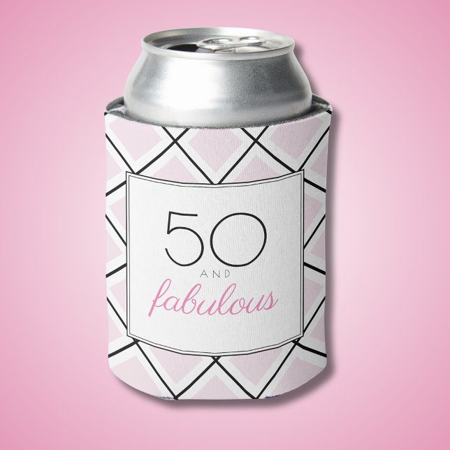 50 und fabelhafter rosa Geburtstag Dosenkühler (50 and fabulous pink can cooler with diamond checked background.)