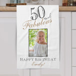 50 und fabelhaftes Elegant 50. Geburtstag Foto Geschirrtuch<br><div class="desc">50 und Fabulous Elegant 50. Geburtstag Foto Küchentücher. Elegantes Skript in schwarz und golden Farben. Fügen Sie Ihren Namen und Ihr Foto hinzu.</div>