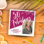 50 und Fabulous Script Foto Magenta 50. Geburtstag Serviette<br><div class="desc">50 und Fabulous Script Foto Magenta 50. Geburtstag Napkins. Trendweiße Schrift und weißes Blattwerk mit einem eigenen Foto. Machen Sie für sie Ihre eigenen 50. Geburtstagsparty-Servietten. Passen Sie den Namen und das Alter an und legen Sie Ihr Foto in die Vorlage ein.</div>
