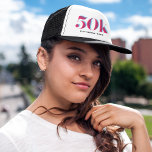 50K Ultramarathon Celebratory Trucker Hat Truckerkappe<br><div class="desc">Zeigen Sie allen, dass Sie mit diesem maßgeschneiderten LKW-Hut eine Ultramarathon-Herausforderung erobert haben. Mit einem hellen und kühnen 50K kann es mit einem Rennnamen oder Ihrer persönlichen Nachricht personalisiert werden. Es ist ein Memento Ihrer Ermächtigung, 50 k und mehr zu erreichen. Konzipiert für die Koordination mit unseren 5k, 10K, 13.1...</div>