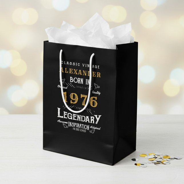 50th Birthday 1976 Add Name Legend Black Gold Mittlere Geschenktüte (Born 1976 birthday gift bag. Background out of focus.)