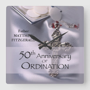 50th Custom Name Ordination Anniversary Chalice Quadratische Wanduhr