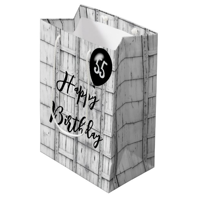 55. Geburtstag Symmetrisches Rustikales Holzmuster Mittlere Geschenktüte (Vorderseite Schrägansicht)