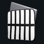 5 Biskige schwarze Linien Laptopschutzhülle<br><div class="desc">Dieses fett geometrische Muster wird durch ein Kartensymbol für Bahngleise Inspiriert und besteht aus fünf vertikalen schwarzen Linien, die durch eine waagerechte schwarze Linie in der Mitte geteilt werden. Das Schwarz-Weiß-Muster hat einen schlichten Look. Das Weiße ist tatsächlich transparent, sodass man es ändern kann, wenn man will. Klicken Sie einfach...</div>