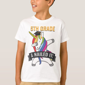 5. GRAD nagelte ihn Unicorn-betupfender Abschluss T-Shirt