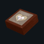 5. Hochzeitstag Foto Ehefrau Geschenkboxen<br><div class="desc">Grafischer Holzherz-Effekt Sake-Sake-Geschenkboxen. Ideal,  um Ihrer Ehefrau ein besonderes Geschenk zu einem besonderen 5. Jubiläum aus Holz oder einem anderen besondere Anlass zu schenken. Angepasst mit eigenen Foto-Wörtern und eigenen Daten. Exklusives Design von Sarah Trett für www.mylittleeden.com</div>