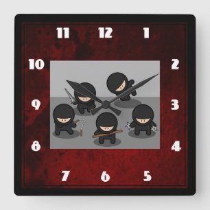 5 kleine Ninjas mit Waffen posieren Quadratische Wanduhr