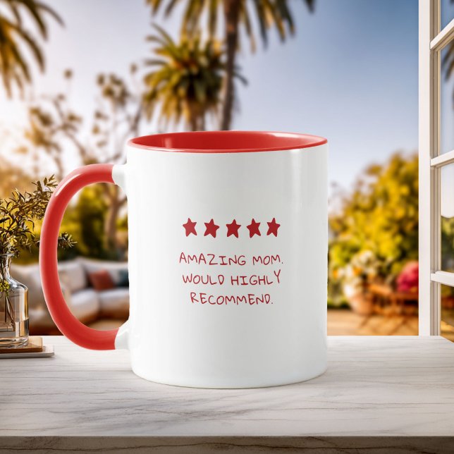 5-Sterne Individuelle unglaubliche Mutter Dankbark Tasse (Mug featuring five stars and the phrase “Amazing Mom, Would Highly Recommend” in red text.)