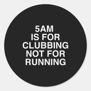 5 Uhr morgens ist zum Feiern und nicht zum Laufen  Runder Aufkleber