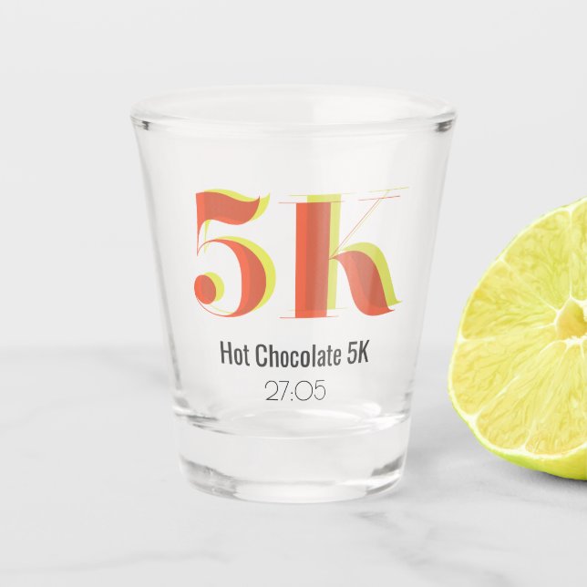 5k Race Running Celebration Bold Yellow Red Text Schnapsglas (Vorderseite)