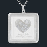 60. Diamant-Hochzeitstag, Brauch Versilberte Kette<br><div class="desc">Elegante 60. Hochzeitstag personalisierte Halskette mit Diamantenherz-Design. Das perfekte Geschenk für einen Ehemann, um seine Ehefrau bei der Feier ihrer Diamantenhochzeit für Kinder zu geben, um ihre Mutter. Die Halskette kann so angepasst werden, dass die Namen des Mannes und der Ehefrau angezeigt werden. Die Nachricht zeigt auf dem Design lautet:...</div>
