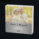60. Diamond Wedding Anniversary Foto Holzkisten Schild<br><div class="desc">Laden Sie ein Foto des Jubiläums hoch, fügen Sie ihren Namen und das Jahr ihres 60. Diamond Wedding Jubiläums für ein hübsches Geschenk, das sie lieben werden. Sie können sogar hinzufügen, wo sie verheiratet waren oder eine persönliche Nachricht. Das ist ein wunderbarer Sake, der auf einem Ständer aufgehängt oder platziert...</div>