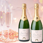 60 fabelhafte Geburtstagsparty Rose Gold pink<br><div class="desc">Einfaches und elegantes 60. Geburtstagsweinlabel. Eine feminine Rose Gold, rot rosa Hintergrund mit zwei Gläsern, flötet als Dekoration. Mit dem Text: 60 und fabelhaft. Personalisieren und fügen Sie einen Namen und ein Datum hinzu. Geburtsdatum oder Geburtsdatum des Party. Grauer Text. Das Wort Fabulous wird mit einem modernen handgeschriebenen Stilskript mit...</div>