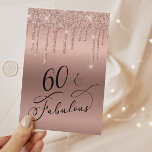 60 Fantastische Glitzer Rose Gold Geburtstagsparty Einladungspostkarte<br><div class="desc">Eleganter und schicker 60. Geburtstagsparty Postcard Einladung mit "60 & Fabulous" geschrieben in stilvollem Skript vor einer Rose Gold Hintergrund und Rose Gold Imitate Glitzer Tropfen von der Spitze. Einfach mit ihrem Namen und den Details der sechzigsten Geburtstagsparty personalisieren.</div>