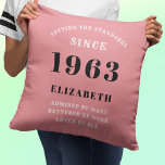 60. Geburtstag 1963 Pink Girly Elegant Chic Kissen<br><div class="desc">Dieses elegante, rosa und graue Kissen ist ein einzigartiges und personalisiertes Geschenk, das Sie für immer schenken werden. Dieses wunderschöne Kissen aus dem Jahre 1963 wird jedem Zimmer eine Touch Glamour verleihen. Ob als dekorativer Akzent oder als Sonderstück, um einen Meilenstein zu feiern, dieses personalisierte 60. Geburtstagsgeschenk wird sie bestimmt...</div>