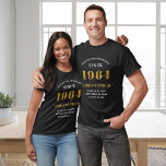 60. Geburtstag 1964 Schwarzes Party hinzufügen T-Shirt<br><div class="desc">Custom 60. Geburtstag Gast von Honor Black and Gold T - Shirt - Geboren 1964 Edition. Feiern Sie Ihren Geburtstag mit unserem Custom 60. Geburtstag Gast of Honor T - Shirt. Unser Schwarz-Gold-Tee ist das perfekte Statement für diesen besondere Anlass. Mit einem Design, das stolz auf das Jahr 1964 ist,...</div>