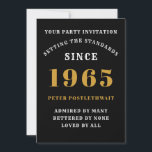 60. Geburtstag 1965 Schwarzes Gold Personalisiert  Einladung<br><div class="desc">Für diejenigen, die 1965 geboren waren und ihre 60. Geburtstagsparty feiern, haben wir die ideale Geburtstagskarte. Der schwarze Hintergrund mit weißem und goldenem Design ist einfach und dennoch elegant. Passen Sie den Text einfach an die Vorderseite und die Rückseite dieser Geburtstagskarte mit der Vorlage an. Teil des Standardprogramms für Kartenmaterial,...</div>
