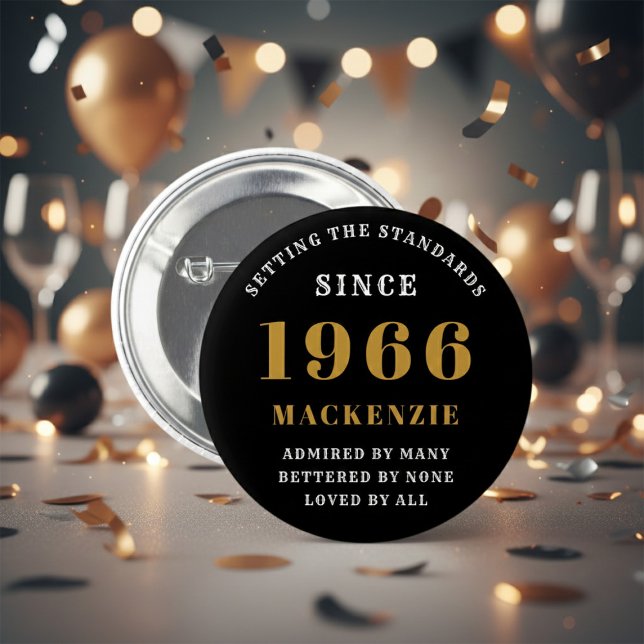 60. Geburtstag 1966 Elegant Chic Schwarz Gold Button (Born 1966 button badge. Background out of focus.)