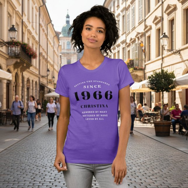 60. Geburtstag 1966 Lila Ladys Personalisiert T-Shirt (1966 purple t-shirt worn by a woman in a street.)