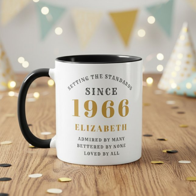 60. Geburtstag 1966 Namen hinzufügen Elegant Tasse (Born 1966 birthday gift mug. Wood table with out of focus background. )