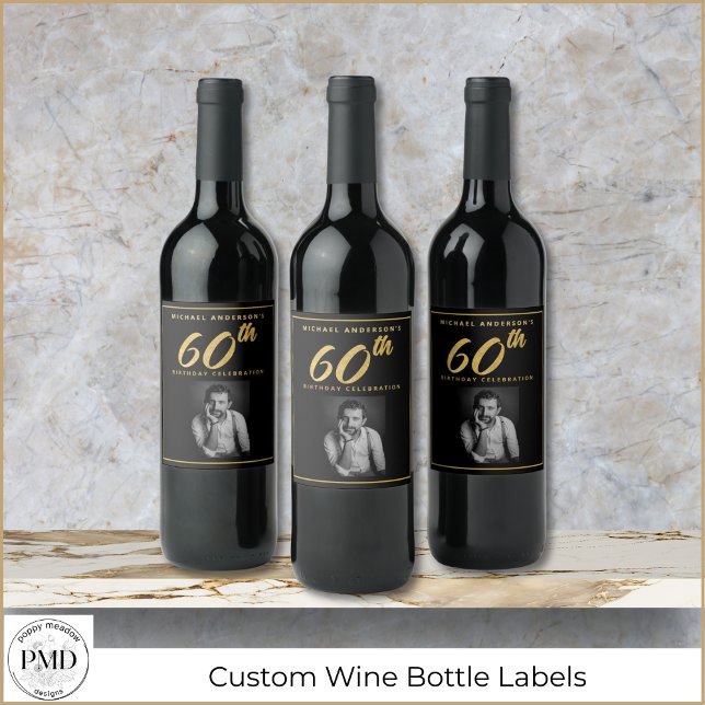 60. Geburtstag Elegantes Foto Schwarzes Gold Weink Weinetikett (60th Birthday Elegant Photo Black and Gold Wine Bottle Label with Faux Gold Leaf, Name, Photo.)