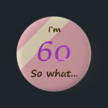 60. Geburtstag Funny Ich bin 60 so was Motivierend Button<br><div class="desc">Ein toller Knopf für jemanden,  der 60. Geburtstag feiert. Es kommt mit einem lustigen Zitat,  ich bin 60 so was,  und ist perfekt für eine Person mit einem Sinn für Spaß. Ein motivierend Knopf für sie. Die Farbtöne sind rosa,  lila und beige.</div>